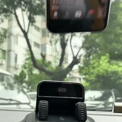 Soporte en el tablero con el celular firme mientras el carro se mueve